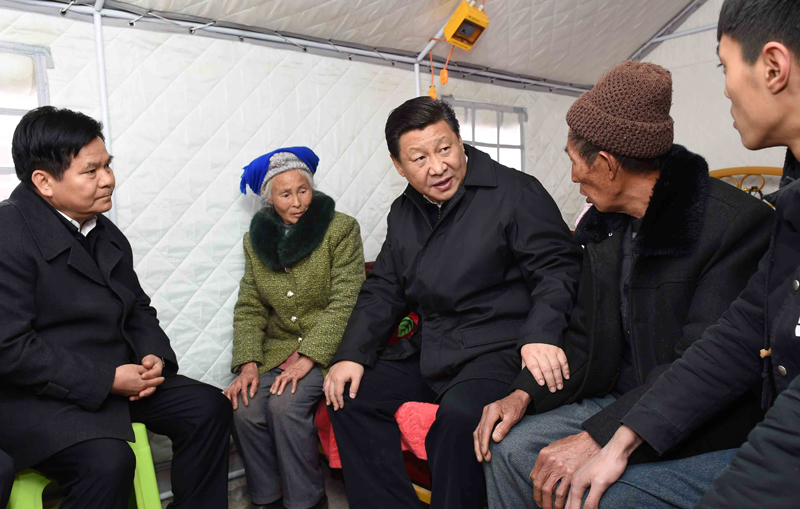 2015年1月19日，習近平總書記來到云南魯?shù)榭h小寨鎮(zhèn)甘家寨紅旗社區(qū)過渡安置點，看望受災群眾甘正芬和她的老伴兒鄒體富。