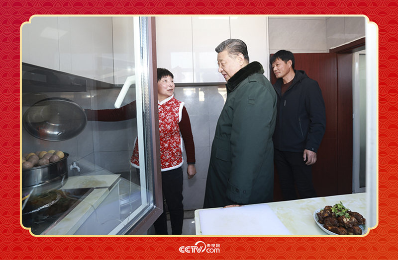 2025年春節(jié)前夕，習(xí)近平總書記在遼寧葫蘆島市綏中縣明水滿族鄉(xiāng)祝家溝村考察時(shí)，走進(jìn)村民朱西存家看望。