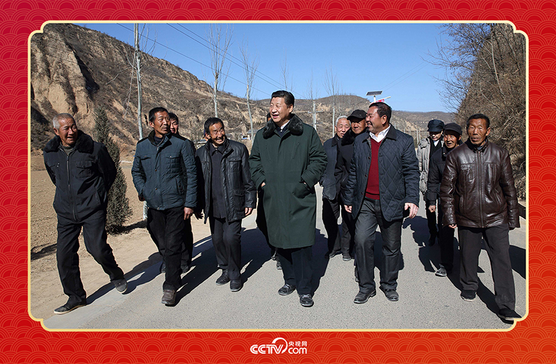 2015年春節(jié)前夕，習(xí)近平總書記回到陜西延安梁家河村看望鄉(xiāng)親。