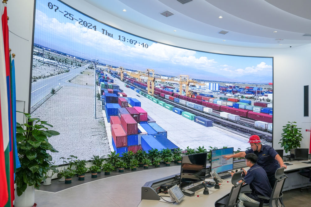 △ 在中哈（連云港）物流合作基地，工作人員通過“中哈物流場站”信息化跟蹤系統(tǒng)查看集裝箱運輸情況（2024年7月25日攝）。