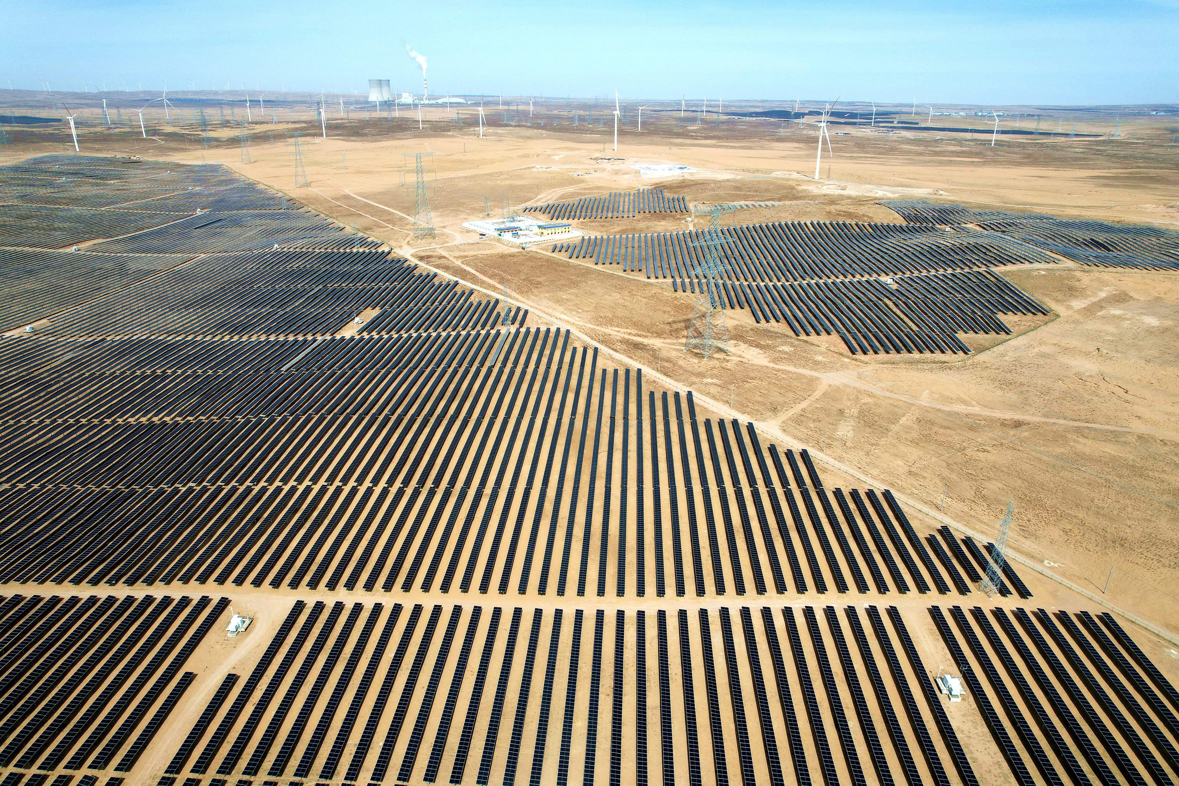 2026年3月18日，寧夏銀川，在靈武市白土崗鄉(xiāng)的一處光伏產(chǎn)業(yè)基地，成片的太陽(yáng)能光伏板匯成一片“藍(lán)色海洋”。