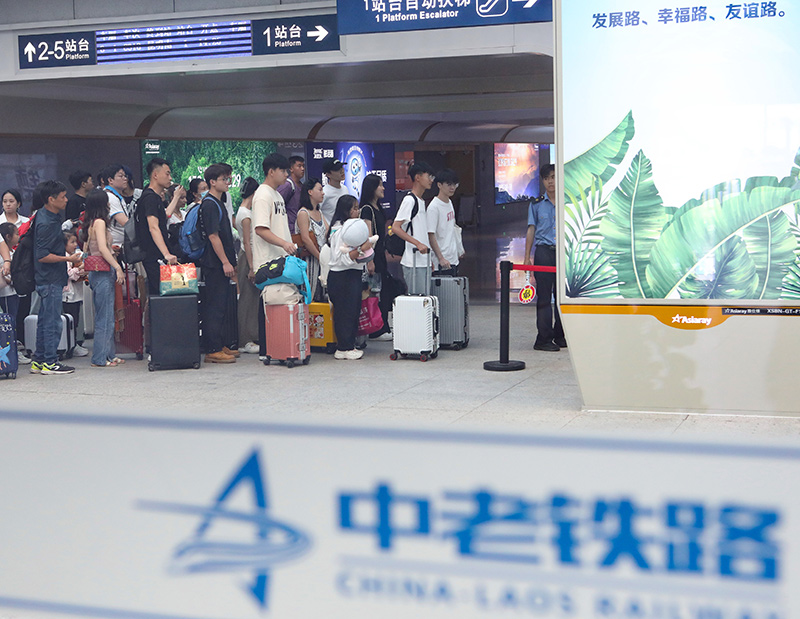 在云南景洪市的中老鐵路西雙版納站，旅客有序進入站臺乘車（2023年10月5日攝）。