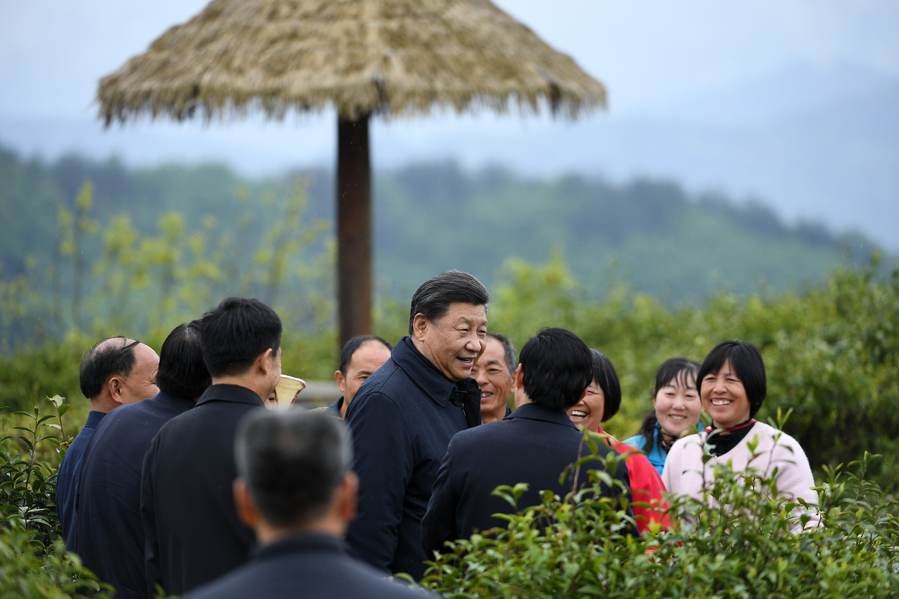 2020年4月21日，習近平在安康市平利縣老縣鎮(zhèn)蔣家坪村女媧鳳凰茶業(yè)現(xiàn)代示范園區(qū)，同茶農(nóng)們親切交談。