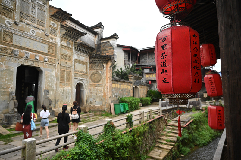 2023年9月5日，游客在福建武夷山下梅村參觀。