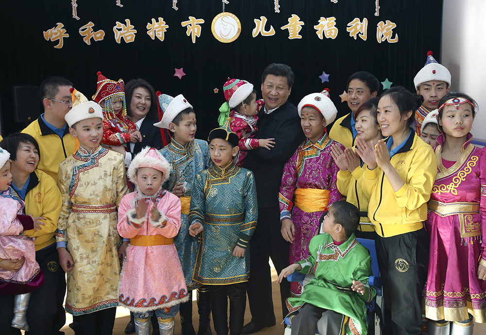 2014年1月28日，習(xí)近平總書記來到呼和浩特市兒童福利院看望孩子們。