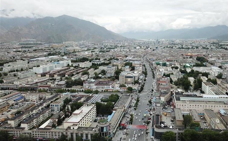 8月10日無人機(jī)拍攝的拉薩城市一景。新華社記者 王益亮 攝.jpg