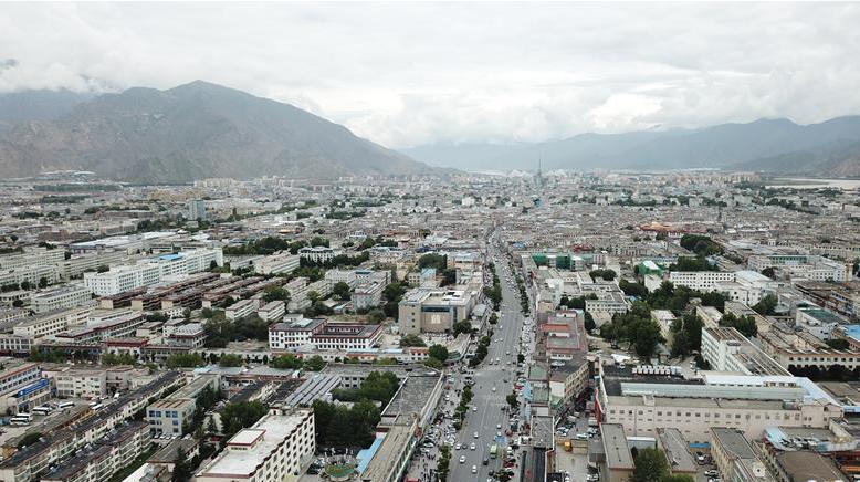 8月10日無人機(jī)拍攝的拉薩城市一景。新華社記者 王益亮 攝.jpg