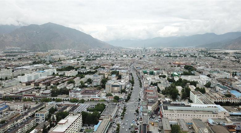 8月10日無人機拍攝的拉薩城市一景。新華社記者 王益亮 攝.jpg