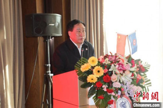 圖為中國非公立醫(yī)療機(jī)構(gòu)協(xié)會(huì)常務(wù)副會(huì)長兼秘書長郝德明致辭?！№n相澤 攝