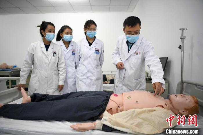 湖南中醫(yī)藥大學(xué)第一附屬醫(yī)院腦病科援藏醫(yī)生高曉峰(右一)為學(xué)生們進(jìn)行體格檢查教學(xué)?！钊A峰 攝