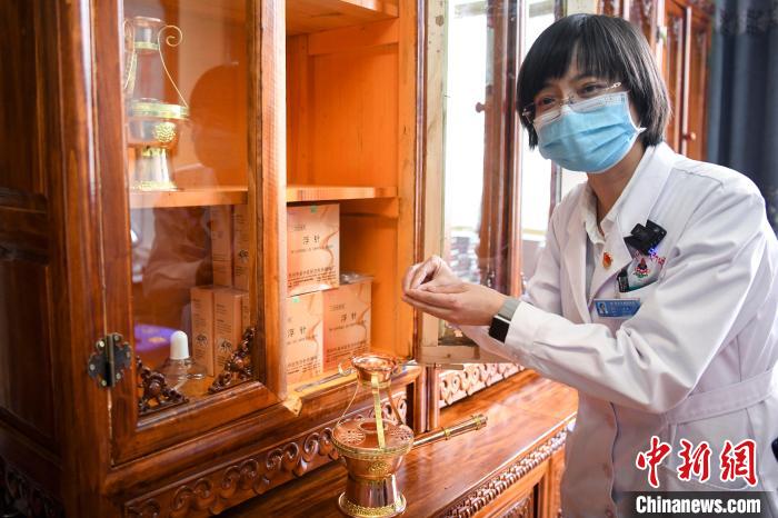 湖南中醫(yī)藥大學(xué)第一附屬醫(yī)院外治科援藏醫(yī)生譚濤介紹中醫(yī)和藏醫(yī)向結(jié)合的霍爾麥療法?！钊A峰 攝