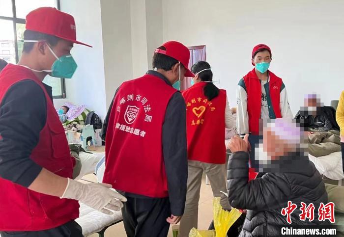 圖為得到妥善安置周到的服務(wù)，患者向志愿者豎起大拇指?！∪湛t市委宣傳部供圖