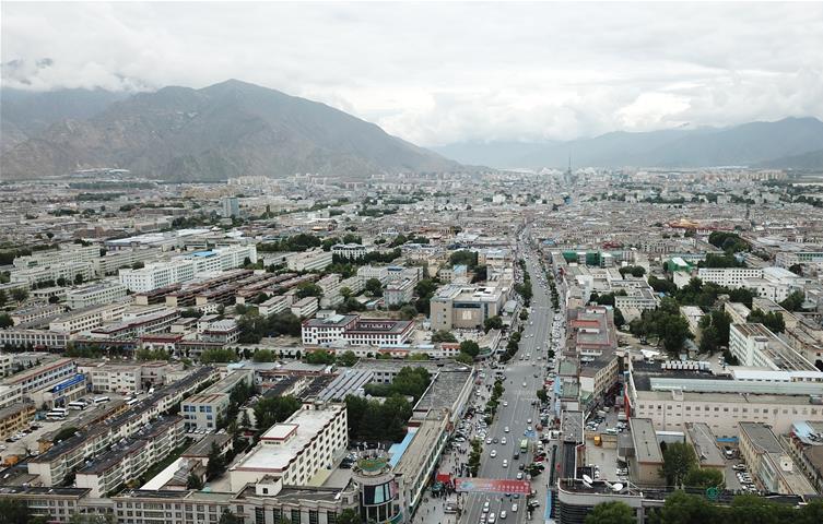 8??10日無人機拍攝的拉薩城市一景???新華社記??? 王益?? ??.jpg