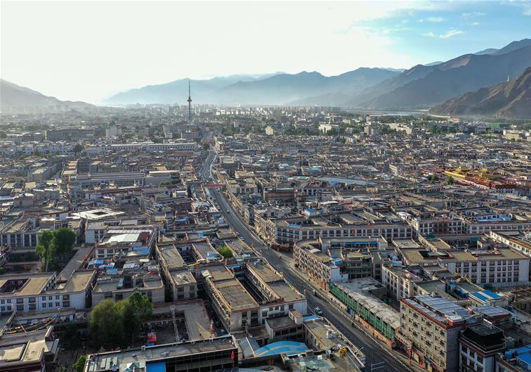 鳥瞰拉薩古城??5??16日無人機拍攝）???新華社記??? 張汝?? ??.jpg