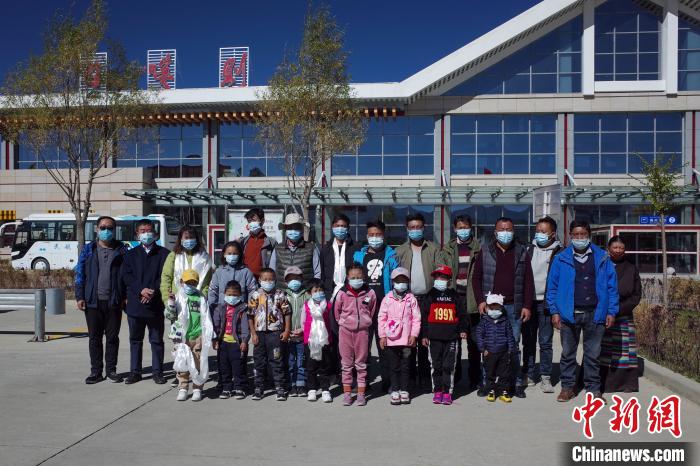 10位接受先心病治療的孩子及家長(zhǎng)、工作人員等在日喀則和平機(jī)場(chǎng)合影。　江飛波 攝