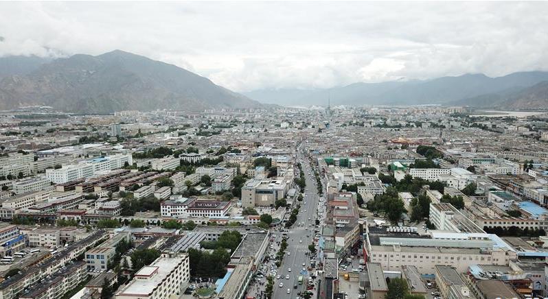 8月10日無人機拍攝的拉薩城市一景。新華社記者 王益亮 攝.jpg