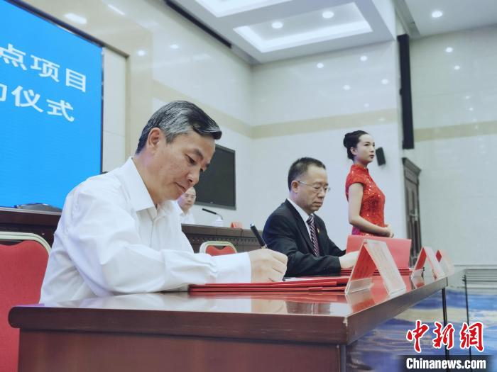 圖為青海省副省長(zhǎng)匡湧(左)簽訂合作共建區(qū)域醫(yī)療中心框架協(xié)議。　張?zhí)砀?攝