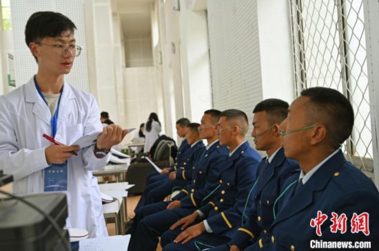 圖為研究團(tuán)隊(duì)成員登記消防員信息。　趙朗 攝