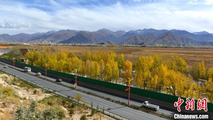 從拉薩北面看拉魯濕地和布達拉宮?！〗w波 攝