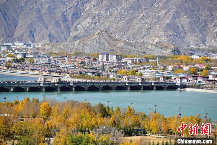 10月25日，被秋色點綴的拉薩河?！〗w波 攝