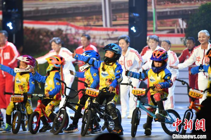 圖為拉薩市春節(jié)藏歷新年聯(lián)歡晚會(huì)錄制現(xiàn)場。　貢嘎來松 攝