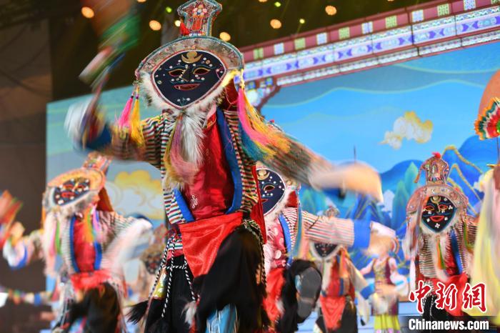 圖為演員在聯(lián)歡晚會(huì)上表演?！∝暩聛硭?攝