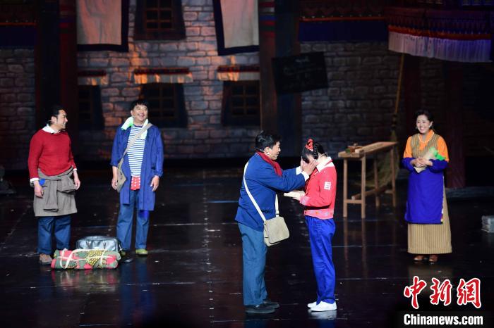 圖為西藏本土話劇《八廓街北院》演出現(xiàn)場?！∝暩聛硭?攝