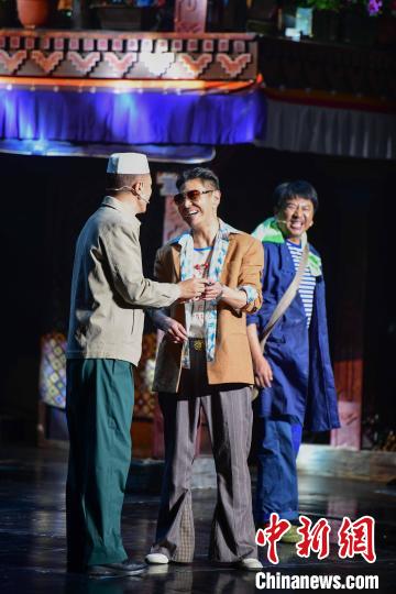 圖為西藏本土話劇《八廓街北院》演出現(xiàn)場?！∝暩聛硭?攝