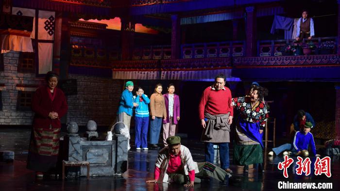 圖為西藏本土話劇《八廓街北院》演出現(xiàn)場?！∝暩聛硭?攝