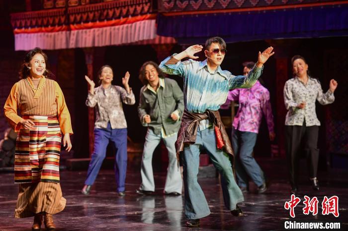 圖為西藏本土話劇《八廓街北院》演出現(xiàn)場?！?攝