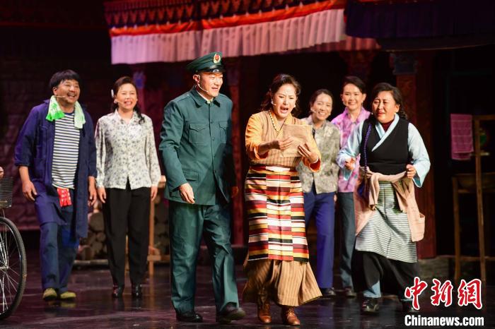 圖為西藏本土話劇《八廓街北院》演出現(xiàn)場。　貢嘎來松 攝