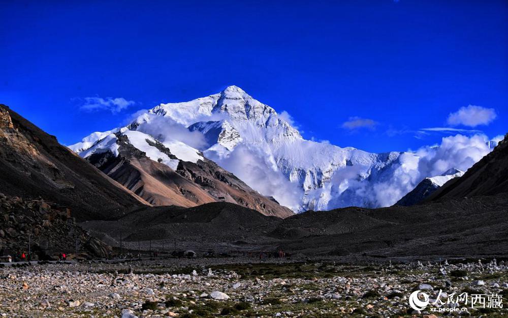 遠(yuǎn)眺珠穆朗瑪峰。
