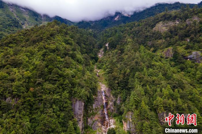 勒布溝的瀑布?！〗w波 攝