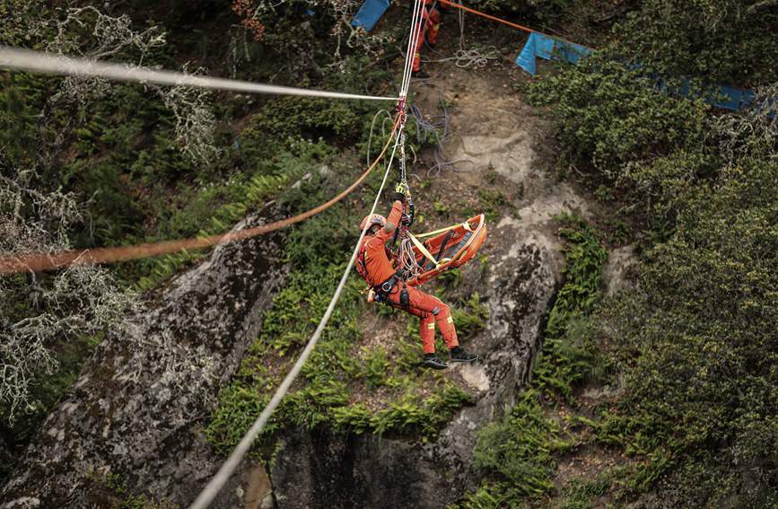 T型救援。西繞拉翁攝