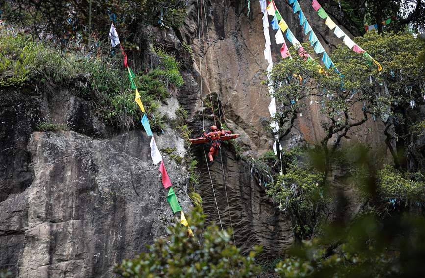 被困人員垂直提拉至安全位置。西繞拉翁攝