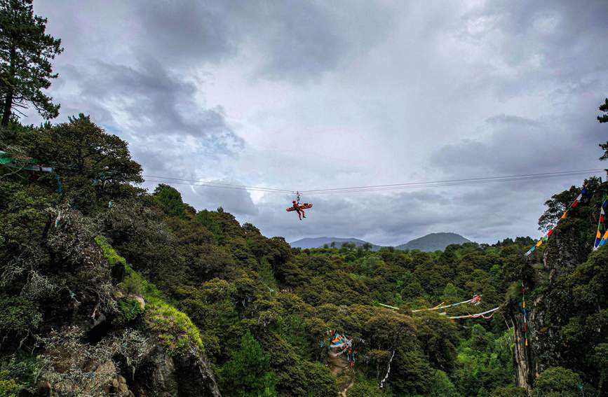 救援實(shí)戰(zhàn)訓(xùn)練中，消防員在云中漫步。西繞拉翁攝