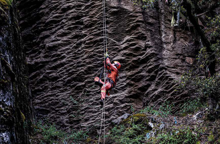 救援實(shí)戰(zhàn)訓(xùn)練中，消防員垂直攀爬。西繞拉翁攝