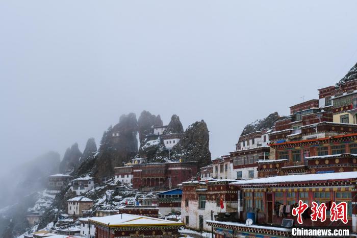 云霧環(huán)繞的孜珠寺?！〗w波 攝