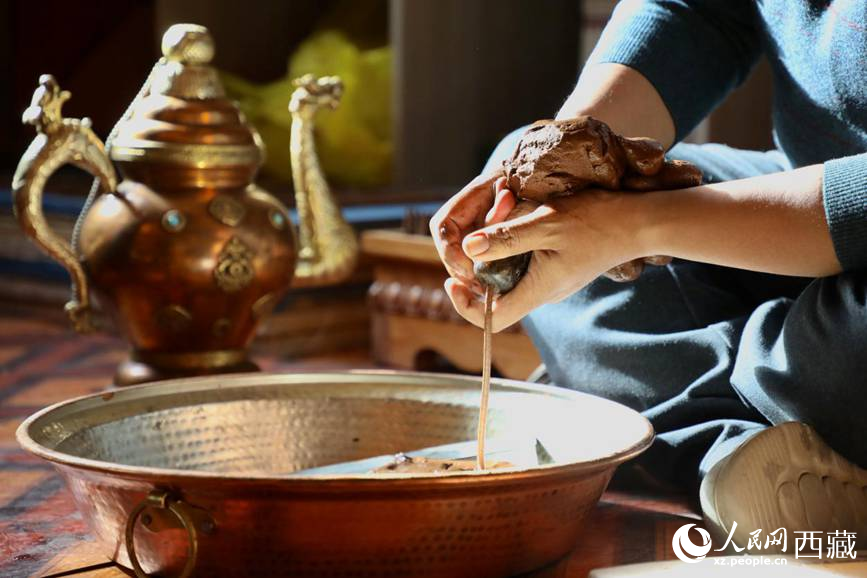 牛角鉆孔，將木泥擠出。人民網(wǎng)記者 次仁羅布攝