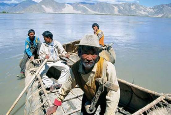 1圖 拉薩渡口的牛皮船。圖片來源《中國西藏》雜志.jpg