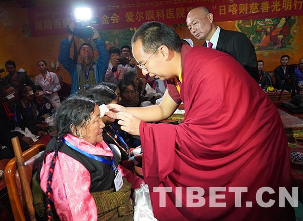 3圖 十一世班禪為益西拉姆（左一）揭紗。攝影：王淑.JPG