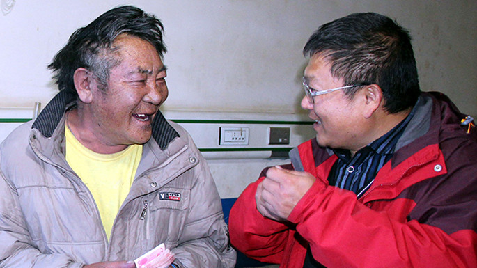 6、這是中國石化援藏干部王鵬雁（右）來到???結(jié)對子”幫扶對象的扎扎（左）家中，為他妻子英秋治病送去自掏腰包的??????需的治療費（扎??2014??7??9日攝）_副本.jpg