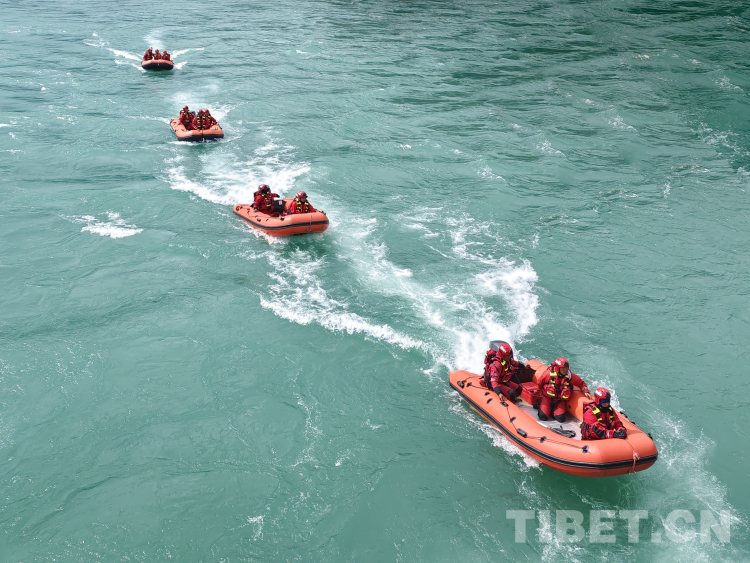 圖為舟艇一字型前進(jìn)編隊訓(xùn)練.jpg 圖為舟艇一字型前進(jìn)編隊訓(xùn)練.jpg