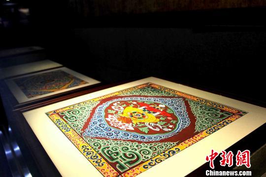 圖為藏式建筑傳統(tǒng)圖案。　張?zhí)砀?攝