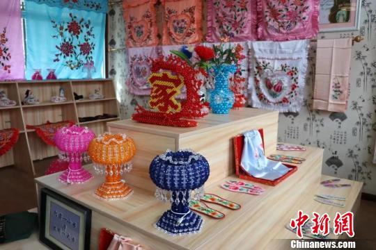 甘肅甘南創(chuàng)“炕頭產業(yè)”：婦女一針一線繡出幸福路