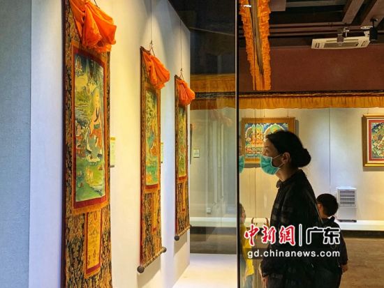 80余幅國家級(jí)非遺大師希熱布唐卡作品東莞展出。圖為充滿神秘色彩的唐卡作品吸引人駐足觀看(徐倩 攝)