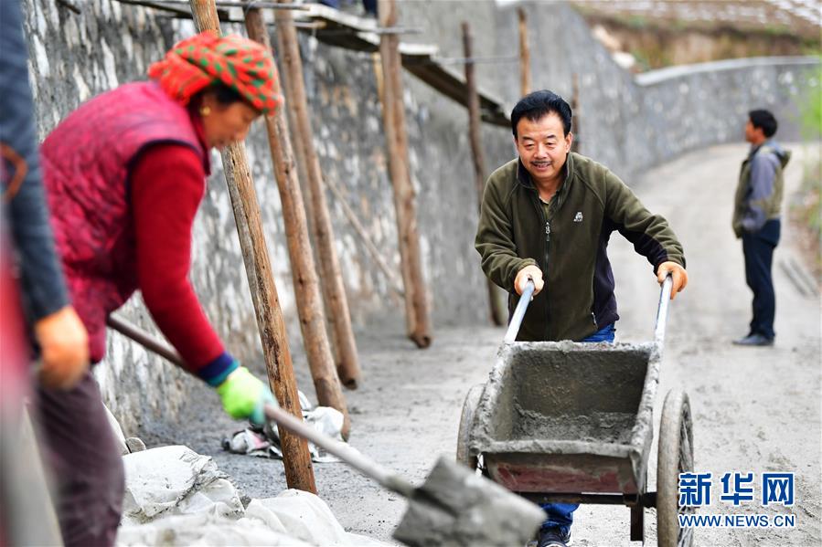 (脫貧攻堅·圖片故事)(9)扶貧相冊——藏族村寨的脫貧“貼心人”