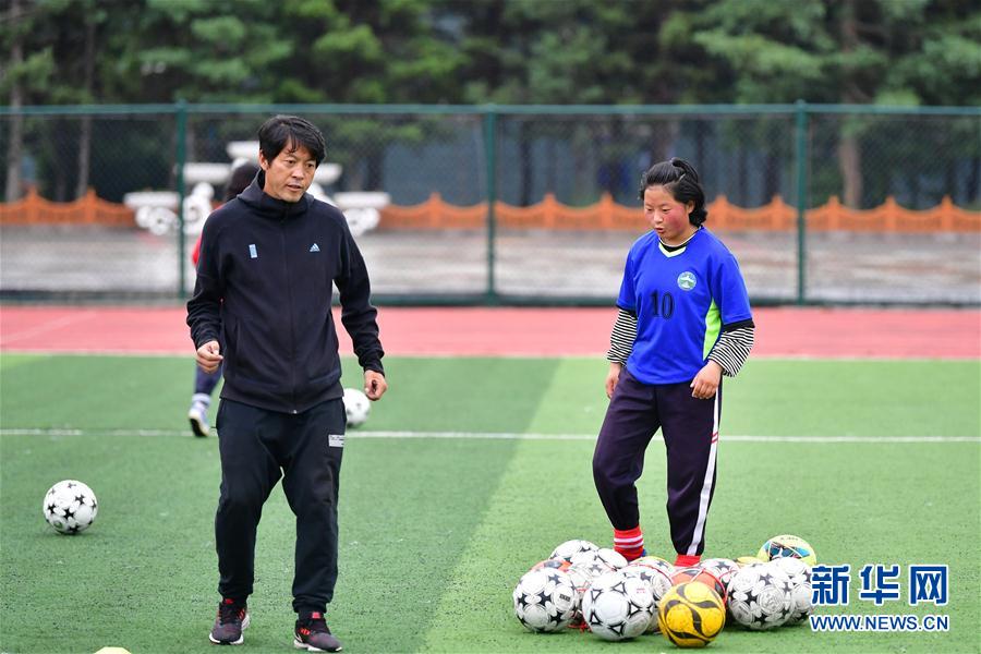 （體育·專題）（17）足球——踢球吧！草原女孩
