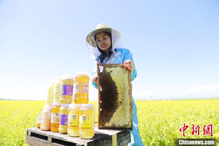 圖為蜂農(nóng)現(xiàn)場(chǎng)展示蜂產(chǎn)品?！●R銘言 攝
