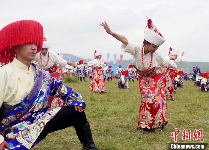 當地民眾歡慶香浪節(jié)?！「哒?攝